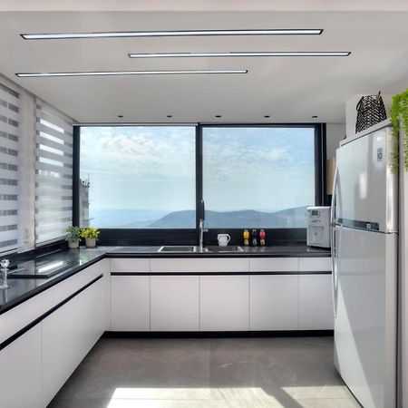 Open Skys Villa Safed Exterior foto